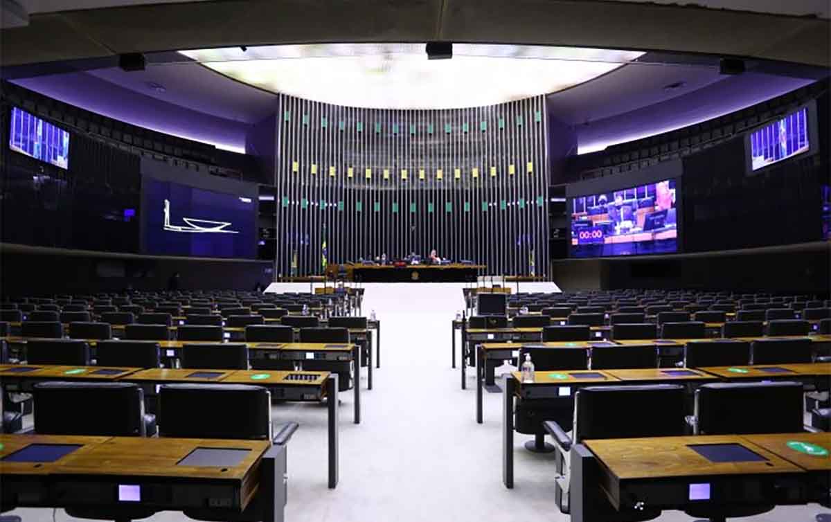 Câmara derruba 'distritão' e aprova volta das coligações partidárias